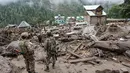 Ratusan warga berhasil dievakuasi oleh tim penyelamat dan militer India. (Mir Imran/AFP)