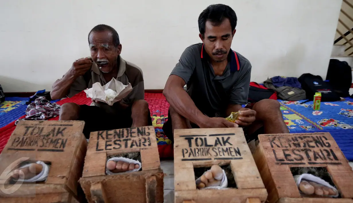 Petani saat berada di kantor LBH Jakarta, Jakarta, Sabtu (18/3). Aksi mencor kaki mereka lakukan hingga izin lingkungan baru bagi PT Semen Indonesia yang telah diteken Gubernur Jateng Ganjar Pranowo, dicabut kembali. (Liputan6.com/Johan Tallo)