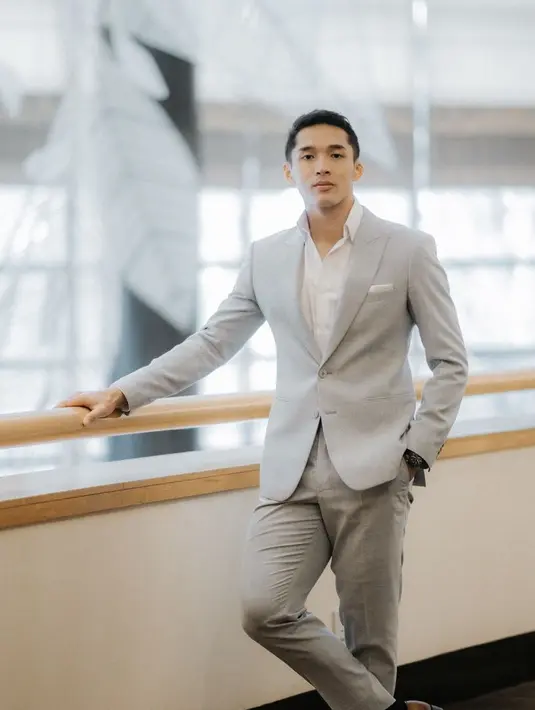 Jas yang dipadukan dengan inner kemeja putih tersebut didesain oleh, Wong Hang Tailor. Dipadukan sepatu warna coklat. [@jonathanwongso]