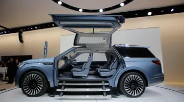 Mobil konsep Lincoln Navigator saat dipamerkan dalam acara New York International Auto Show 2016 di Manhattan, New York (23/3). Mobil ini didesain berkonsep unik dengan fasilitas anak tangga serta pintu yang lebar. (REUTERS/Eduardo Munoz)