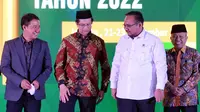 Menteri Agama Yaqut Cholil Qoumas (kedua) dan Irjen Kementerian Agama Faisal Ali Hasyim (kedua kiri) berbincang di sela pembukaan acara Rapat Koordinasi Pengawasan (Rakorwas) Inspektorat Jenderal Kementerian Agama RI di Jakarta, Senin (21/11/2022). (Liputan6.com)
