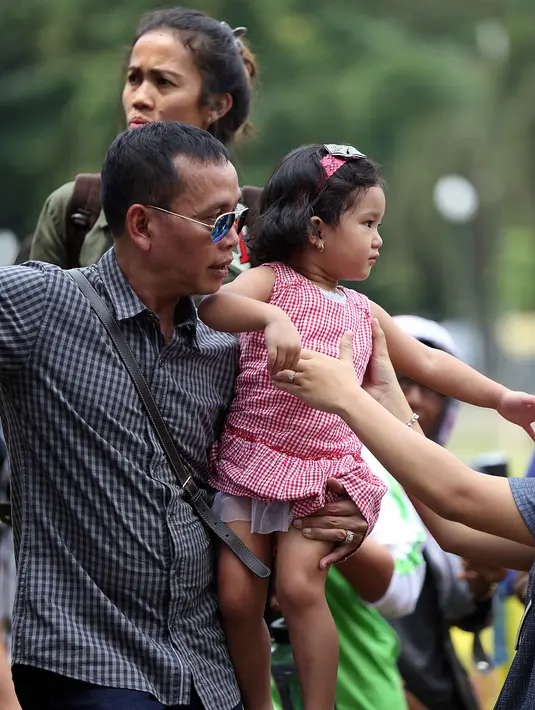 Hadir di hari penobatannya, Ayu tidak sendiri. Terlihat Ayah Rozak dengan kaca mata hitamnya sedang menggendong anak Ayu, Bilqis Khumairah Razak. Kehadiran mereka tentu saja untuk mendukung Ayu Ting-Ting. (Nurwahyunan/Bintang.com)
