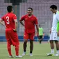 Pesepakbola klub Persib Bandung, Firman Utina (tengah) berbincang dengan rekan setimnya usai berlatih bersama di Stadion GBK Jakarta, Rabu (29/7/2015). Latihan ini untuk mengisi kekosongan kompetisi pasca pembekuan PSSI. (Liputan6.com/Helmi Fithriansyah)