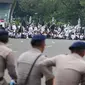 Massa aksi damai 4 November bersiap menggelar salat Jumat di Jalan Merdeka Barat, Jakarta, Jumat (4/11). Personel keamanan dari kepolisian pun disiagakan berbaris berhadapan dengan massa pendemo. (Liputan6.com/Faizal Fanani)