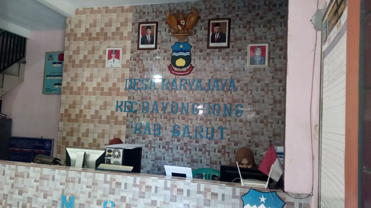 Beberapa petugas Desa Karyajaya, nampak melayani masyarakat desa