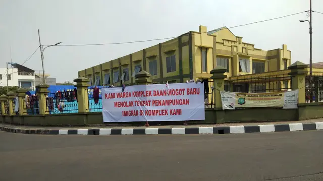 Spanduk penolakan keberadaan pencari suaka di Perumahan Daan Mogot Baru, Kelurahan Kalideres, Jakarta Barat. (Minggu 14/7/2019).