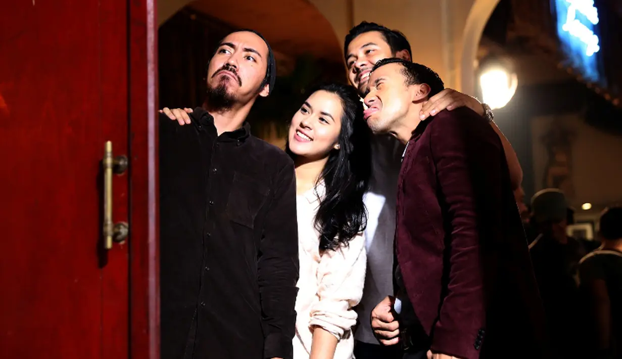 Saat break syuting, Raisa mengajak pemain lain Chico Jericho dan Maruli Tampubolon untuk selfie.