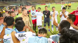 Dejan Antonic memberikan motivasi kepada anak-anak Persib Bandung saat melawan Bhayangkara Surabaya United di Stadion Gelora Delta Sidoarjo, Sabtu (11/6/2016). (Bola.com/Nicklas Hanoatubun)