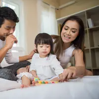 Split-shift parenting menjadi salah satu cara pasangan bekerja membagi waktu pengasuhan anak secara bergantian. (Foto/Dok: Magnific)