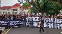 Massa Aksi Kamisan&nbsp;berjalang&nbsp;memanjang mengelilingi Bundaran Tugu Malang pada Kamis, 8 Juni 2023. Mereka menolak pembongkaran Stadion Kanjuruhan dan&nbsp;menuntut keadilan untuk korban tragedi Kanjuruhan (Liputan6.com/Zainul Ariin)