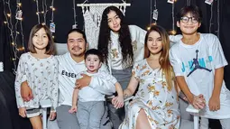 Sheila Marcia Jadi Orang Tua yang Tegas di Rumah, Suami Tak Tegaan