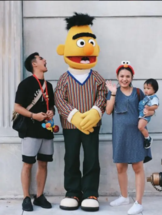 Ricky Harun beserta keluarga liburan dan foto bersama karakter ‘Sesame Street’ (via instagram@rickyharun/Bintang.com)