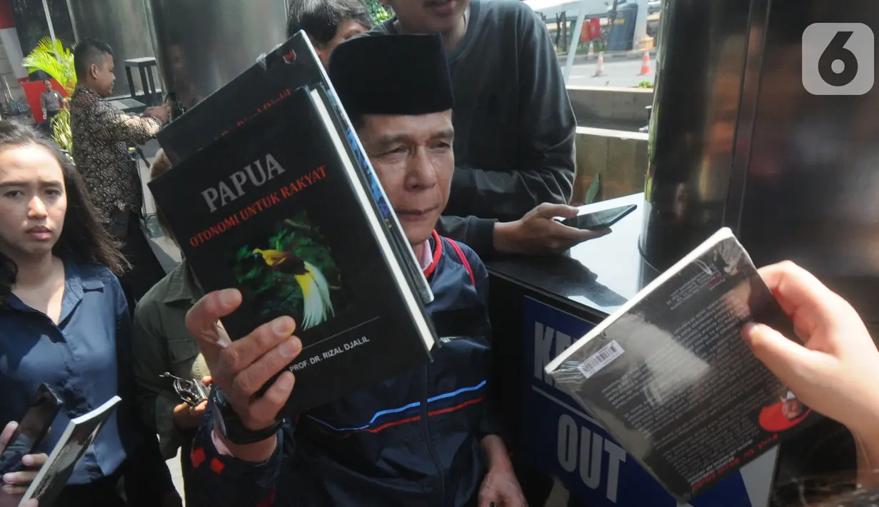 Anggota Badan Pemeriksa Keuangan Rizal Djalil membawa buku usai menjalani pemeriksaan di Gedung KPK, Jakarta, Rabu (9/10/2019). Rizal Djalil diperiksa sebagai tersangka terkait kasus dugaan suap proyek pembangunan Sistem Penyediaan Air Minum (SPAM) di Kementerian PUPR. (merdeka.com/Dwi Narwoko)