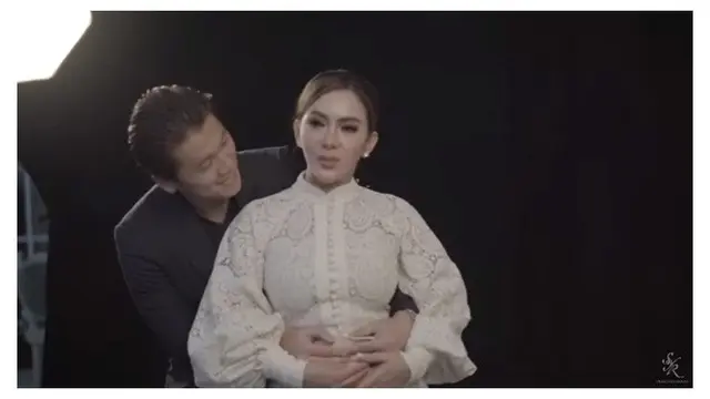 8 Momen Seru Syahrini dan Reino Barack saat Pemotretan, Tampil Kompak