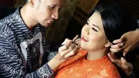 Kahiyang Ayu saat di-makeup Barry Irawan (Foto: Instagram Barry Irawan)