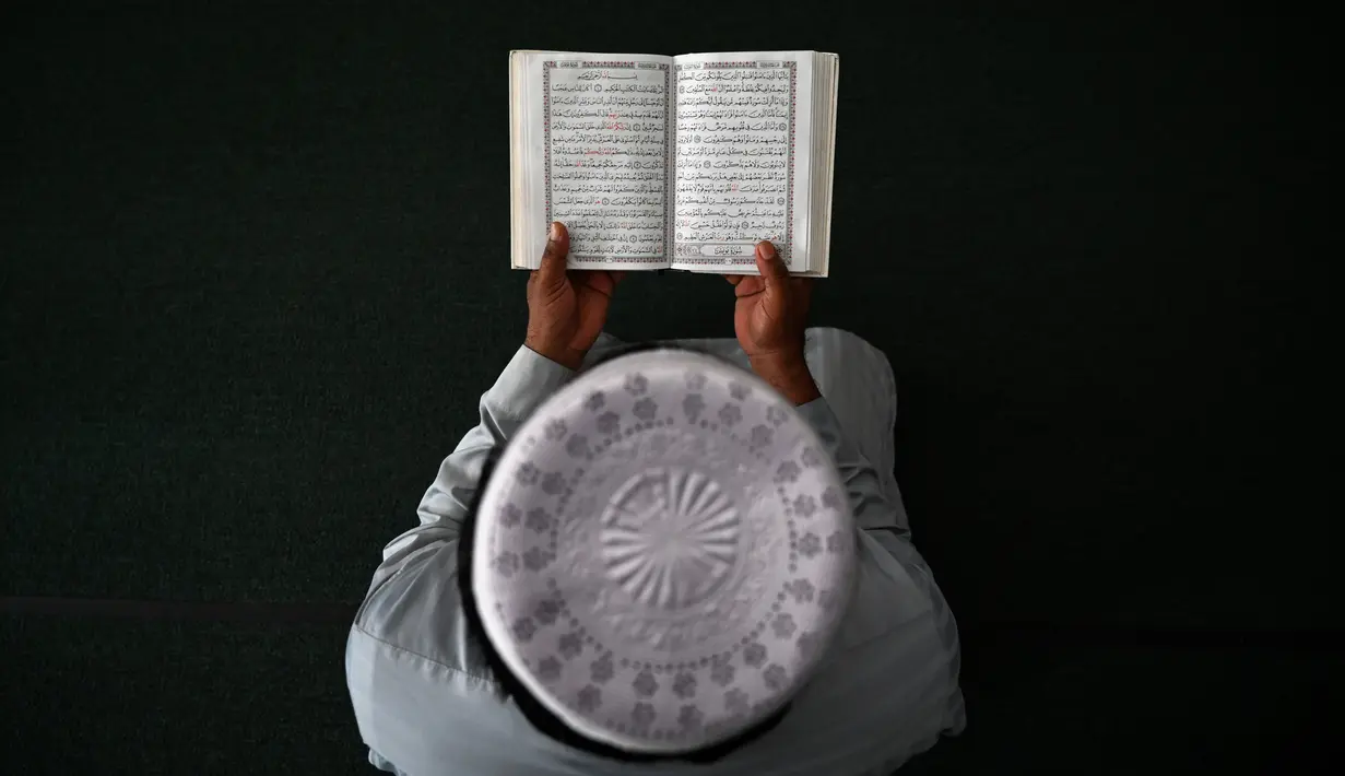 Seorang Muslim membaca Alquran di Masjid Jummah selama bulan suci Islam Ramadhan di Kolombo, Sri Lanka pada 4 Mei 2020. Umat Islam di dunia menjalankan ibadah Ramadan di tengah pandemi virus corona dan penerapan lockdown. (ISHARA S. KODIKARA / AFP)