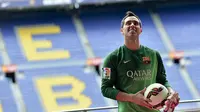 Ada Wanita Cantik di Balik Kehebatan Kiper Barcelona