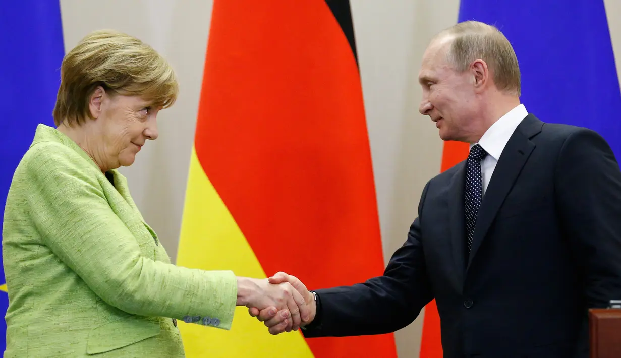 Kanselir Jerman Angela Merkel (kiri) bertemu Presiden Rusia Vladimir Putin di Sochi, Rusia, Selasa (2/5). Kedua kepala negara membahas beberapa isu salah satunya mengenai konflik di Ukraina. (AP Photo)