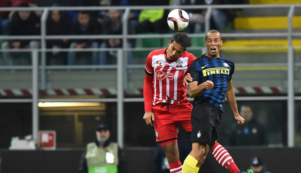 Pemain Inter Milan, Joao Miranda, berebut bola dengan pemain Southampton, Virgil Van Dijk, dalam laga Grup K Liga Europa di Stadion Giuseppe Meazza, Milan, Jumat (21/10/2016) dini hari WIB. (AFP/Giuseppe Cacace)