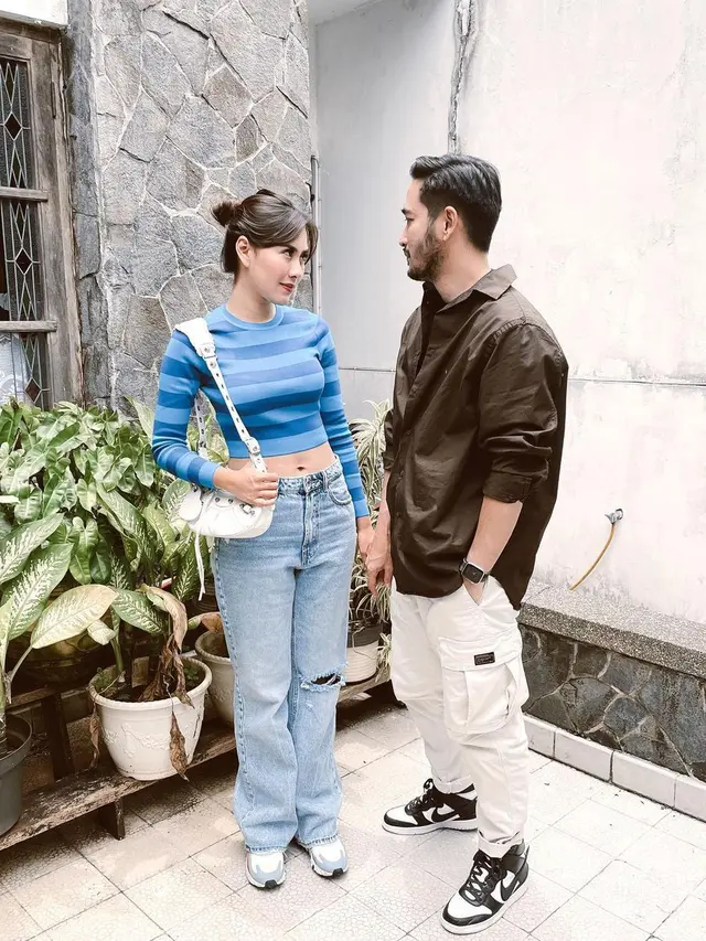 Syahnaz Sadiqah pamer perut rata