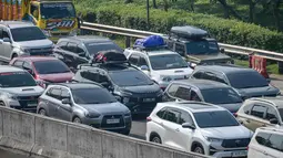 Gerbang Tol Cikampek Utama 2 (Cikatama 2) terpantau padat pada Selasa 17 Maret 2026. Tampak dalam foto, antrean kendaraan yang terjebak kemacetan di jalan tol keluar Jakarta dekat gerbang tol Cikampek Utama 2, Jawa Barat, pada Selasa 17 Maret 2026. (BAY ISMOYO/AFP)