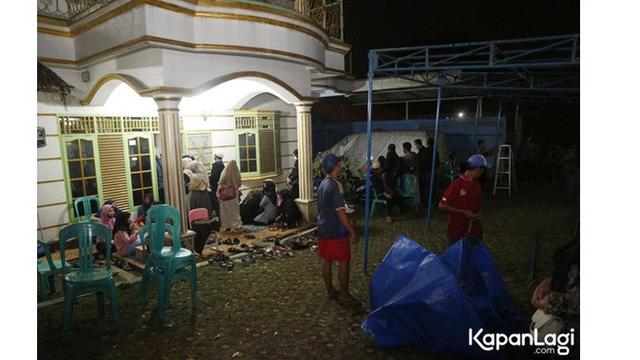 7 Potret Suasana Rumah Duka Omaswati, Penuh Pelayat dan dan Rekan Artis