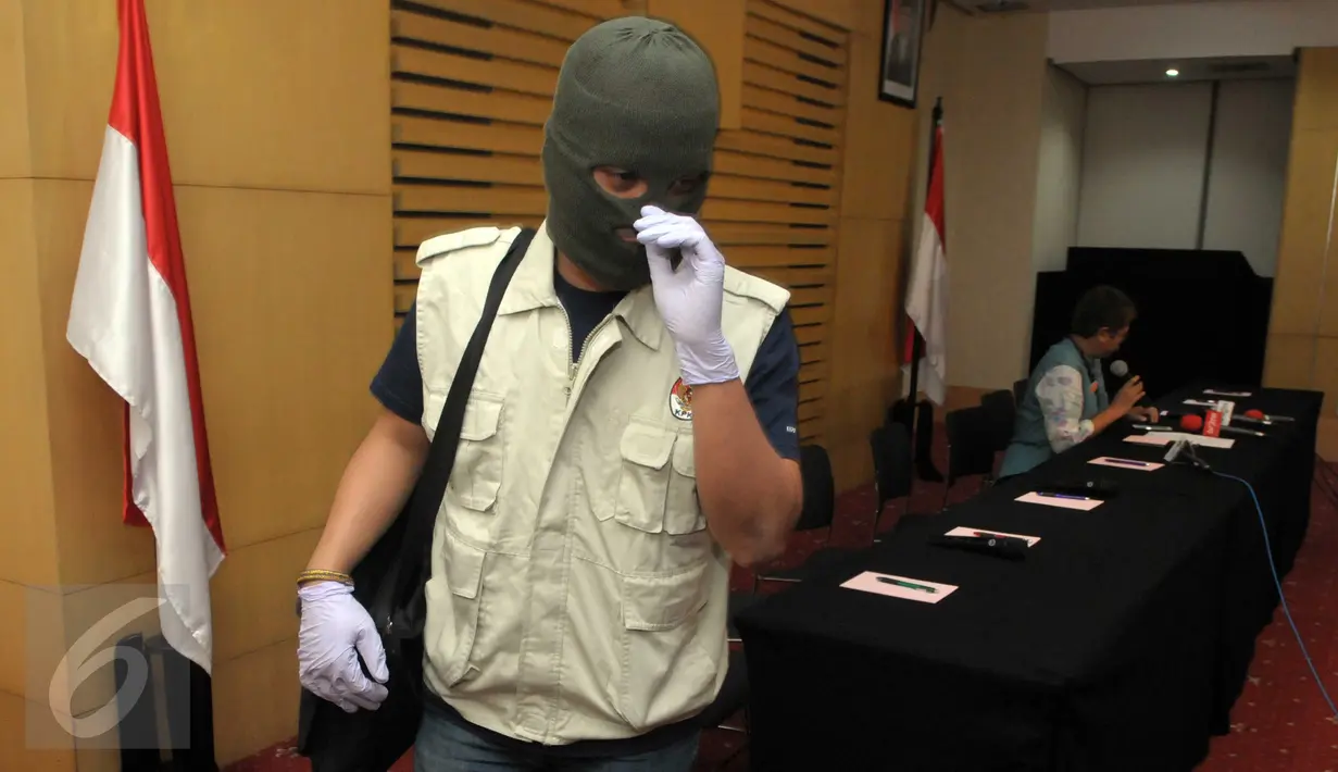 Petugas KPK usai melakukan jumpa pers di Kantor KPK, Jakarta, Selasa (24/5/2016). Uang itu diduga suap dari mantan Kabag Keuangan RSUD M Yunus, Bengkulu, Safri Safei. (Liputan6.com/Helmi Afandi)