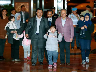 Warga Malaysia yang sempat dilarang meninggalkan Korea Utara akhirnya tiba di Bandara Internasional Kuala Lumpur, Sepang, Jumat (31/3). Pemulangan sembilan warga Malaysia yang berada di Korut itu ditukar dengan jasad Kim Jong-nam. (AP Photo/Vincent Thian)