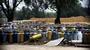 Pemandangan udara bekas kilang 18 de Marzo, tempat tabung gas LP bekas yang tidak digunakan terlihat di Mexico City, pada 4 April 2022. Menurut warga sekitar, bau yang terlalu menyengat menyebar dan mereka hidup dalam ketakutan akan ledakan gas atau membuat sakit. (CLAUDIO CRUZ / AFP)