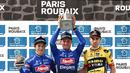 Pebalap Alpecin-Deceuninck, Mathieu Van der Poel (tengah) merayakan kemenangan saat ajang balap sepeda Paris Roubaix 2023 yang menempuh Compiegne hingga Roubaix, Prancis utara, 9 April 2023. (AFP/Francois Lo Presti)