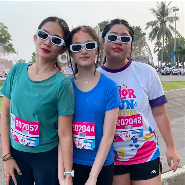 6 Potret Ussy Ikut Event Color Run Festival 2024 Bareng Anak, Elea Selalu Curi Perhatian