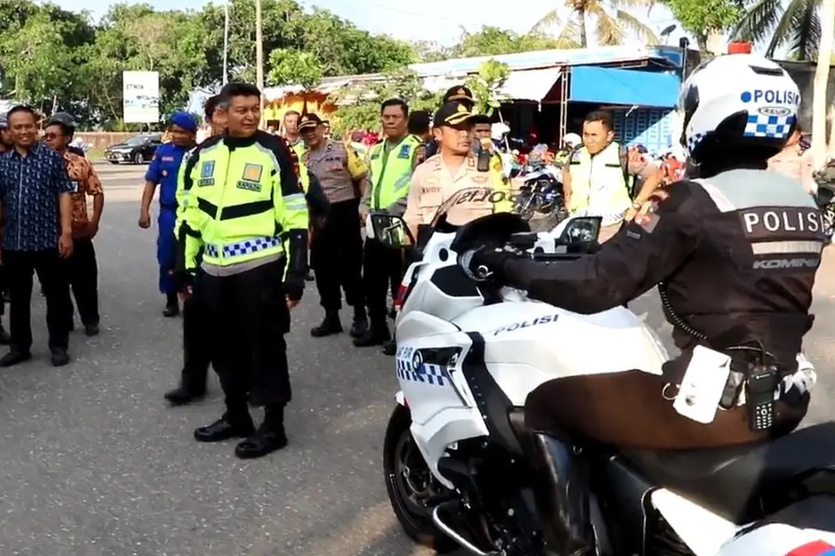 Kapolda Jateng, Irjen Pol Rycko Amelza Dahniel dan Panglima Kodam IV Diponegoro mengecek Pos PAM Ops Lilin Candi 2019 di Kebumen. (Foto: Liputan6.com/Polres Kebumen/Muhamad Ridlo)