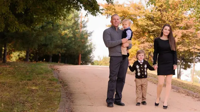 Obati Kangen, Bocah Ini Cuma Bisa Memeluk Batu Nisan Sang Ayah