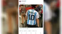Foto Penonton Laga Argentina vs Indonesia Pakai Jersey Tim Tango Bertuliskan Ronaldo Viral di Twitter. (Doc: Twitter |&nbsp;Troll Football)