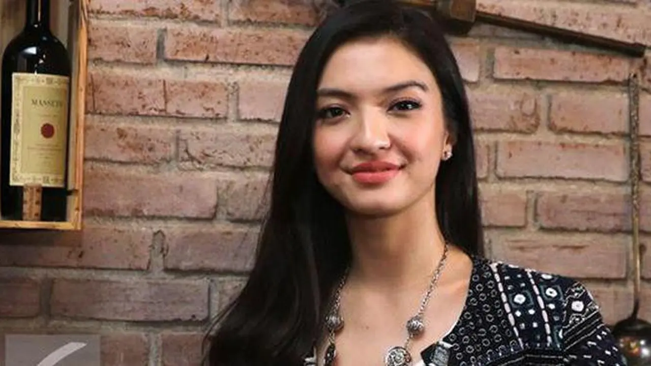Gaya Raline Shah Kepanasan di Tanjung Priok