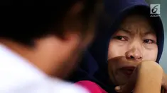 Terpidana kasus pelanggaran UU ITE Baiq Nuril menangis saat berbicara dalam diskusi Dialektika Demokarasi di Kompleks Parlemen Senayan, Jakarta, Rabu (10/7/2019). Diskusi mengambil tema 'Baiq Nuril Ajukan Amnesti, DPR Setuju?. (Liputan6.com/JohanTallo)