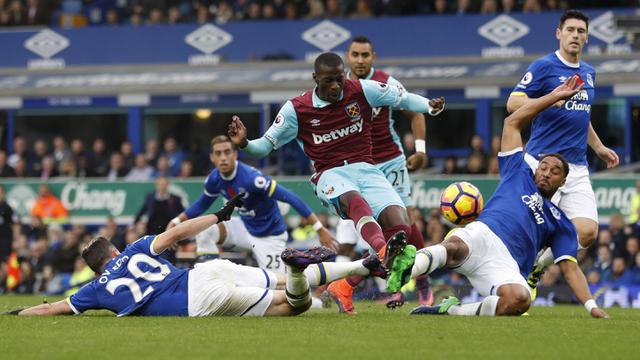 Cara Pedro Obiang Lewati Hadangan