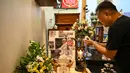 Pastor Clement dari Malaysia menyalakan lilin menjelang misa yang diadakan untuk mengenang Paus Fransiskus di Gereja Hati Kudus di Bentong pada 21 April 2025. (MOHD RASFAN/AFP)