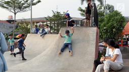 Seorang anak bermain meluncur di area Skate Park RPTRA Kalijodo, Jakarta, Sabtu (15/6/2019). Menjelang sore hari, anak-anak berdatangan menghabiskan waktu dengan bermain di area RPTRA Kalijodo. (Liputan6.com/Helmi Fithriansyah)