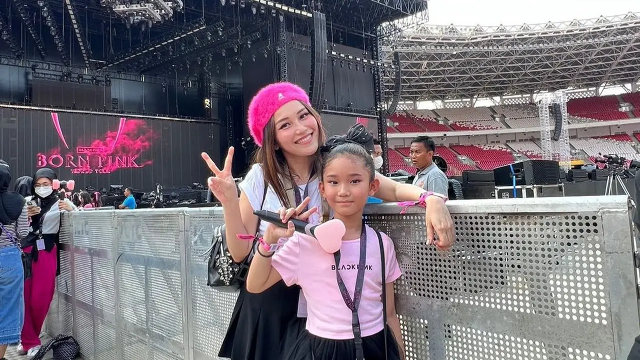 Ayu Ting Ting dan Bilqis nonton konser BLACKPINK. (Foto: Instagram/ayutingting92)