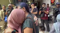 Tangis Ibu Delpedro Pecah dalam Pelukan Bivitri Susanti di Kantor Polisi