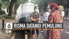 Menteri Sosial Tri Rismaharini mendatangi pemulung yang ada di pinggir jalan hari Rabu (6/1) pagi. Apa yang dibicarakan mereka?
