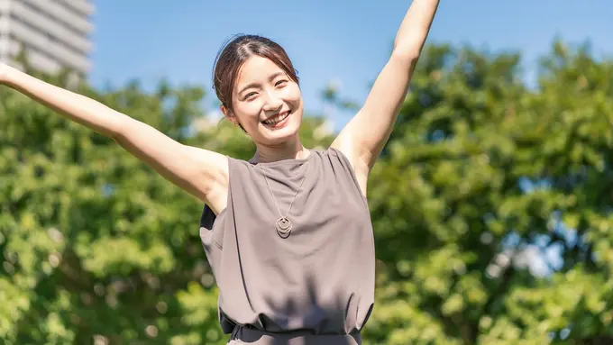 tertawa lepas santai