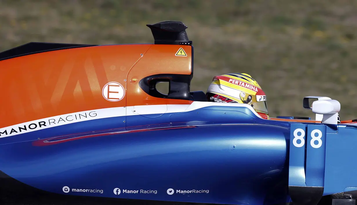 Pebalap Manor Racing, Rio Haryanto, membuat catatan waktu 1 menit 28,266 detik pada sesi pertama hari ke-4 tes pramusim di Sirkuit Catalunya, Barcelona, Spanyol, Kamis (25/2/2016). (Reuters/Sergio Pere)