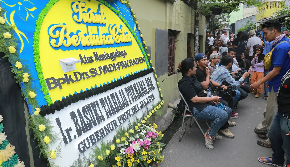 Gubernur Provinsi DKI Jakarta, Ir. Basuki Tjahaja Purnama, M.M, turut berduka atas kepergian Pak Raden dengan mengirimkan karangan bunga duka cita. (Galih W. Satria/Bintang.com)