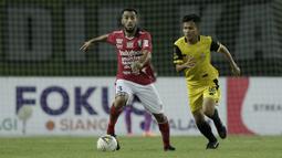 Gelandang Bali United, Brwa Nouri, berusaha melewati gelandang Bhayangkara FC, Reksa Maulana, pada laga Piala Presiden 2019 di Stadion Patriot, Bekasi, Kamis (14/3). Bhayangkara menang 4-1 atas Bali. (Bola.com/Yoppy Renato)