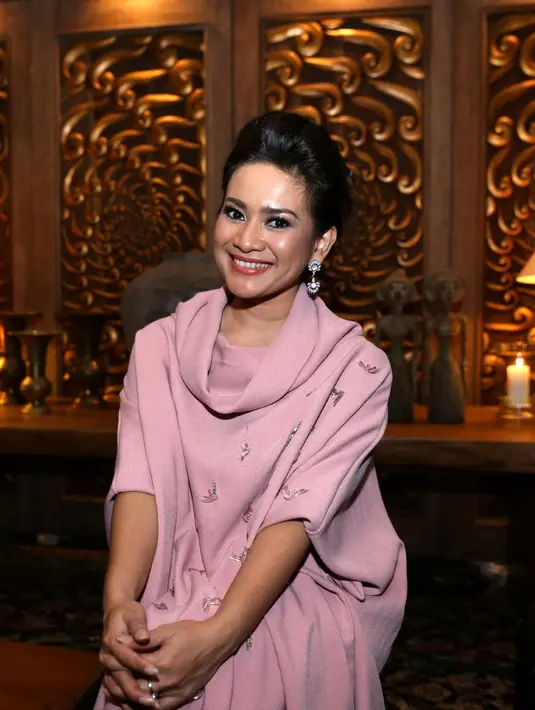 'Saya mencoba menciptakan dinamika, di antara adik-adik baru yang karakter musik dangdutnya lebih enerjik, lebih disko,' terangnya ikke lebih lanjut. (Andy Masela/Bintang.com)