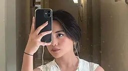 Kesukaan Jeje terhadap selfie mirror memang bukanlah hal baru lagi. Bisa mengekspresikan diri dengan berfoto sendiri di depan kaca menjadi bukti bahwa Jeje percaya diri dengan aura kecantikannya. Bila diperhatikan, Jeje memang memiliki aura karismatik yang curi perhatian. (Liputan6.com/IG/@911jelicascalling)