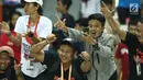 Sejumlah panitia pelaksana pertandingan bersorak menyambut kemenangan Persija atas Sriwijaya FC dilanjutan Liga 1 Indonesia di Stadion Wibawa Mukti, Cikarang Kab Bekasi, Jumat (16/6). Persija unggul 1-0. (Liputan6.com/Helmi Fithriansyah)