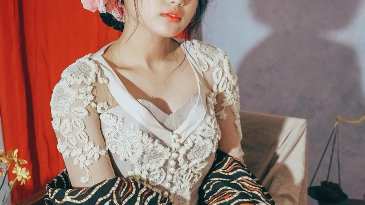 Tampil Anggun, Ini 7 Pemotretan Putri DA 4 dalam Balutan Kebaya